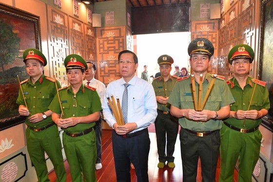 Chairman of Ho Chi Minh City People's Committee Phan Van Mai and members in the Board of Directors of Ho Chi Minh City Public Security Department offer incense to President Ton Duc Thang. (Photo: Viet Dung)