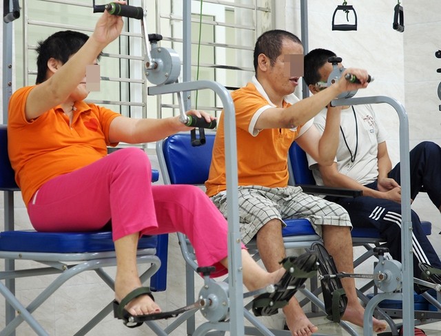 Patients at a healthcare, rehabilitation and treatment centre for Agent Orange and dioxin victims in Hanoi. Photo suckhoedoisong.vn