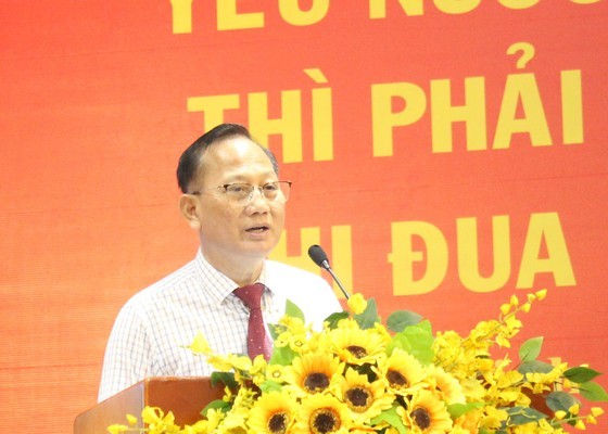 Secretary of the Binh Chanh District Party Committee Tran Van Nam speaks at the conference. (Photo: Mai Hoa)