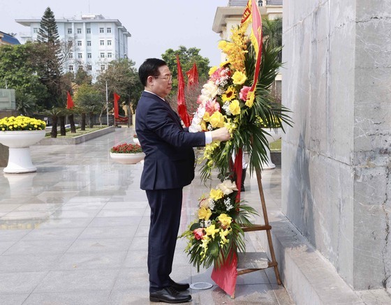 Chairman of the National Assembly Vuong Dinh Hue offers flowers in memory of late Party General Secretary Nguyen Van Linh. Chairman of the National Assembly Vuong Dinh Hue offers flowers in memory of late Party General Secretary Nguyen Van Linh.