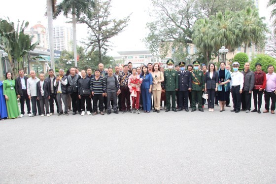 The leader of Mong Cai City and funtional forces pose a photo with the first Chinese tourists entering Vietnam via Mong Cai International Border Gate.