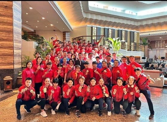Vietnamese karate athletes pose a photo after they have finished the Southeast Asia Karate Championship 2023 with 23 golden medals. (Photo: Vu Son)