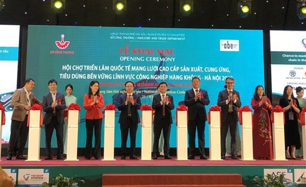Delegates cut ribbon to open AeroExpo Hanoi &amp; Vietnam Aviation Forum 2023 (Photo: VNA)
