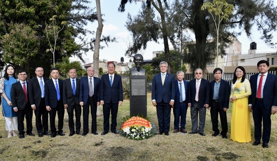 The delegation visit and offer flowers at the Monument of President Ho Chi Minh at the International Friendship Center in Guadalajara city. (Photo: Viet Dung)