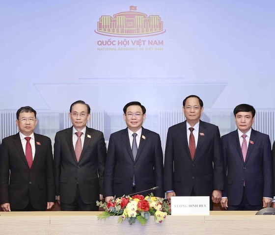 National Assembly Chairman Vuong Dinh Hue and other delegates attend an online conference with Chairman of the Standing Committee of the National People's Congress of China Zhao Leji.