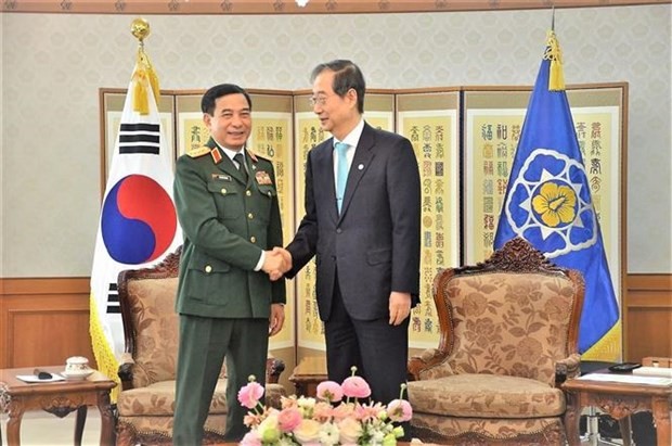 Defence Minister Gen. Phan Van Giang (L) meets with RoK Prime Minister Han Duck-soo (Photo: VNA)