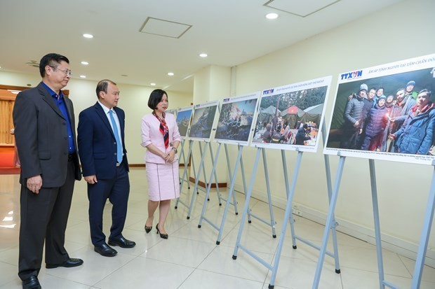 VNA General Director Vu Viet Trang introduces the photo collection displayed on the sidelines of the launch to Le Hai Binh (center), Vice Chairman of the Party Central Committee’s Commission for Information and Education and Standing Vice Chairman of the Steering Committee for External Information Service, and Truong Quang Hoai Nam (left), Vice Chairman of the Party Central Committee's Commission for External Relations. (Photo: VNA) VNA General Director Vu Viet Trang introduces the photo collection displayed on the sidelines of the launch to Le Hai Binh (center), Vice Chairman of the Party Central Committee’s Commission for Information and Education and Standing Vice Chairman of the Steering Committee for External Information Service, and Truong Quang Hoai Nam (left), Vice Chairman of the Party Central Committee's Commission for External Relations. (Photo: VNA)
