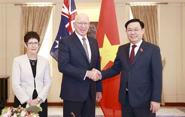 Chairman of Vietnam's National Assemly Vuong Dinh Hue (R) pays a courtesy call to Governor-General of Australia David Hurley on November 30, 2022 during his official visit to Australia. (Photo: VNA)
