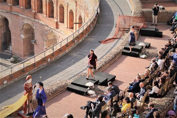 A Vietnamese silk fashion show (Photo: VNA) A Vietnamese silk fashion show (Photo: VNA)