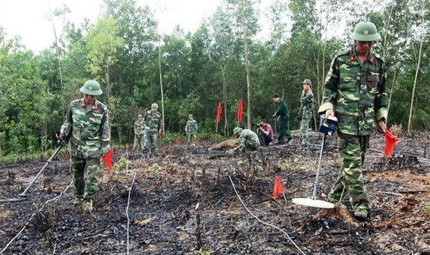 Clearing unexploded ordnance (Photo: VNA)