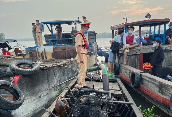 The waterway traffic police of Ho Chi Minh City detect a group of sand thieves.