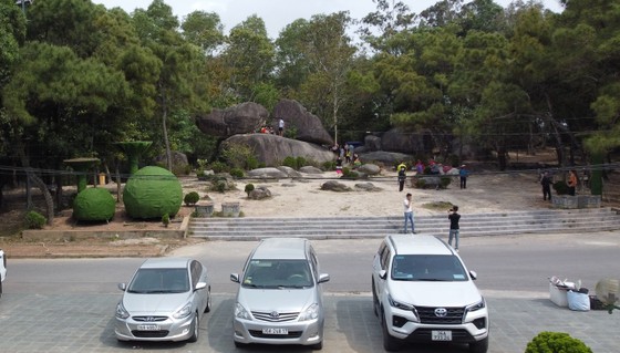 Trong Mai (Male-Female Birds) Stones, one of the attractive tourist destinations in Sam Son City. Trong Mai (Male-Female Birds) Stones, one of the attractive tourist destinations in Sam Son City.