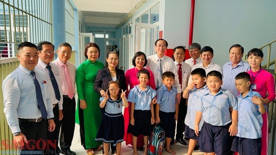 Chairwoman of the People's Council of Ho Chi Minh City Nguyen Thi Le and delegates join an inauguration ceremony for Hy Vong (Hope) School in District 6 this morning.