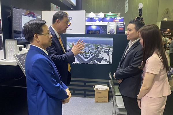 A representative of the SEP group introduced carbon neutralisation technology that will be applied at Tam Lap 2 industrial cluster in Binh Duong Province's Phu Giao District. (Photo: baodautu.vn)