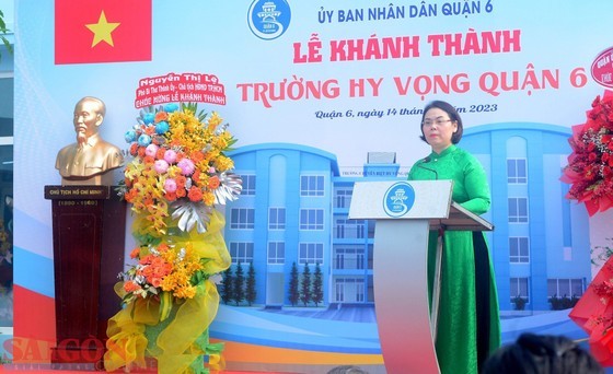 Chairwoman of District 6 People's Committee Le Thi Thanh Thao speaks at the ceremony.