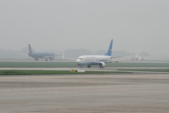 The first flight from Xiamen (China) to Hanoi (Vietnam), MF869 of Xiamen Airlines lands at Noi Bai International Airport on April 18.