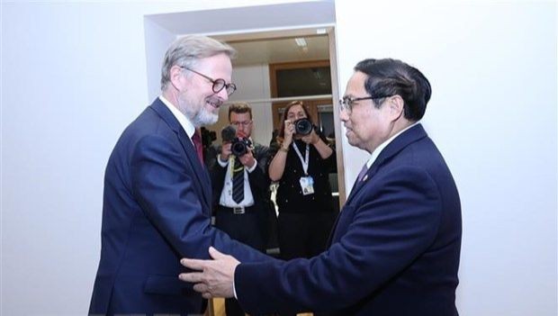 Prime Minister Pham Minh Chinh (R) meets Czech PM Petr Fiala on the sidelines of the ASEAN–EU Summit in December 2022 (Photo: VNA)