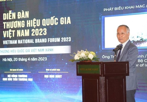 Deputy Minister of Industry and Trade Tran Quoc Khanh speaks at the Vietnam National Brand Forum 2023.