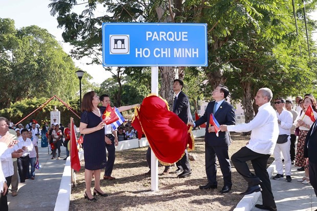 NA Chairman Vuong Dinh Hue and Cuban officials unveil the nameplate of the Ho Chi Minh Park in Havana on April 20 afternoon (Cuban time). (Photo: VNA)