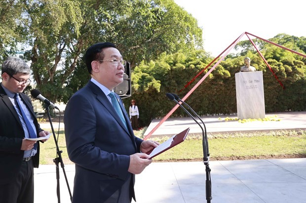 NA Chairman Vuong Dinh Hue delivers a speech in front of the monument to President Ho Chi Minh at the park renaming ceremony. (Photo: VNA)
