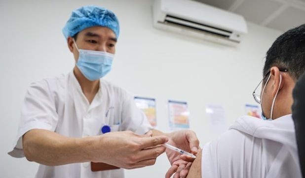 A health worker performs a Covid-19 vaccination shot (Photo: VNA)