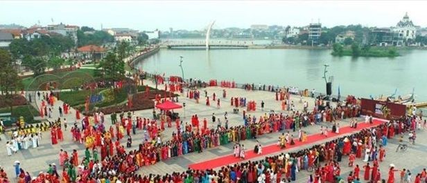 A corner of Van Lang park in Phu Tho where an event set a Guinness Vietnam record for having the largest number of participants wearing 'ao dai' (Photo: VNA) A corner of Van Lang park in Phu Tho where an event set a Guinness Vietnam record for having the largest number of participants wearing 'ao dai' (Photo: VNA)