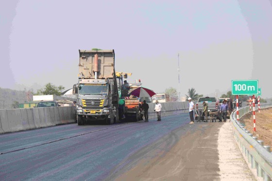 The traffic speed on the Phan Thiet - Dau Giay expressway is proposed to adjust from 120 kilometers to 100 kilometers per hour. The traffic speed on the Phan Thiet - Dau Giay expressway is proposed to adjust from 120 kilometers to 100 kilometers per hour.