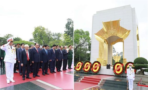Leaders pay tribute to President Ho Chi Minh on National Reunification Day. (Photo: VNA)
