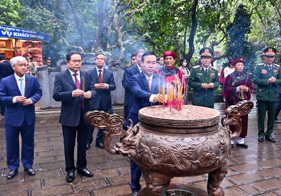 President Vo Van Thuong offers incense in commemoration of Hung Kings and Vietnamese ancestors. (Photo: Viet Chung)