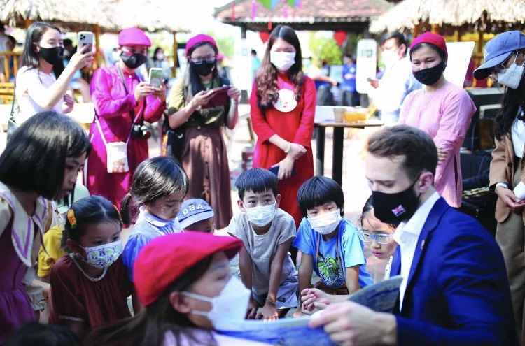 Deputy Consul General of the United Kingdom to HCMC Sam Wood joins the event “Art for the environment” organized by the British Embassy in Hoi An in 2022. (Source: Consulate General of the United Kingdom in Vietnam)