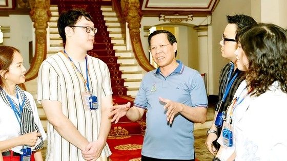 Chairman of the Municipal People’s Committee Phan Van Mai meets and takes photos with visitors at the head office of the Ho Chi Minh City People’s Council and People’s Committee in the morning of April 30. Chairman of the Municipal People’s Committee Phan Van Mai meets and takes photos with visitors at the head office of the Ho Chi Minh City People’s Council and People’s Committee in the morning of April 30.