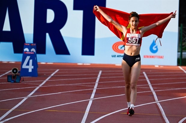 Nguyen Khanh Linh celebrates her 1,500m win at the Asian U18 Athletics Championship. (Photo: AAA)