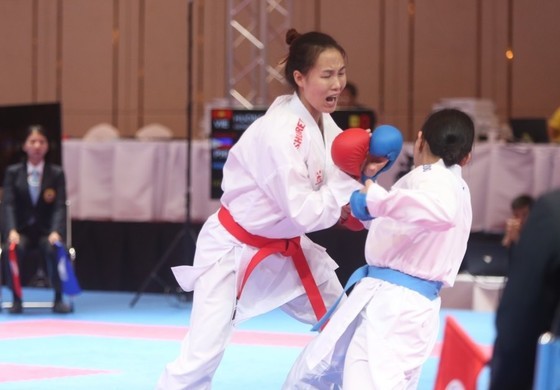 Vietnamese athlete Dinh Thi Huong beats Filipino athlete Misu Remon to win a gold medal. (Photo: Dung Phuong) Vietnamese athlete Dinh Thi Huong beats Filipino athlete Misu Remon to win a gold medal. (Photo: Dung Phuong)