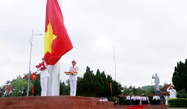 A flag-raising ceremony is held in Co To District on May 9 to mark the 62nd anniversary of late President Ho Chi Minh’s trip to the island of the same name.(Photo: VNA).