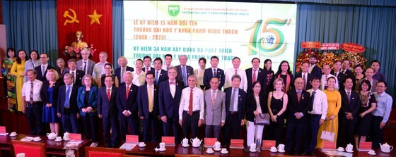 The delegates pose a photo at the ceremony.