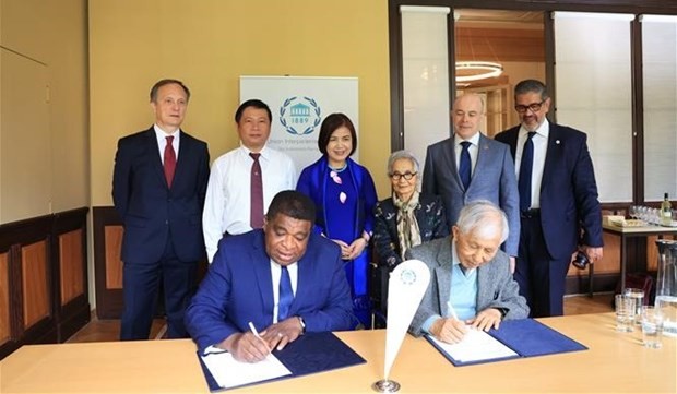 ICISE Co-Founder and Director Prof. Jean Tran Thanh Van (R) and IPU Secretary-General Martin Chungong sign a cooperation agreement between the two institutions. (Photo: VNA)