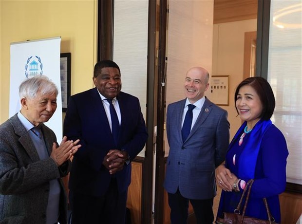 ICISE Co-Founder and Director Prof. Jean Tran Thanh Van, IPU Secretary-General Martin Chungong, and Ambassador Le Thi Tuyet Mai (R). (Photo: VNA)