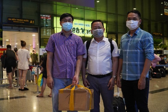 The healthcare staff of Cho Ray Hospital are at Tan Son Nhat International Airport to receive BAT drugs from the Quang Nam Northern Mountainous Region General Hospital.