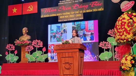 Head of the Education and Training Division of District 1 Le Thi Binh speaks at the ceremony.