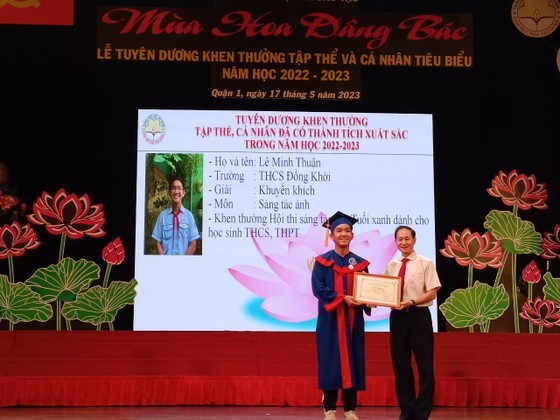 A student from Dong Khoi Secondary School receives a certificate for the outstanding achievement in the school year of 2022-2023.