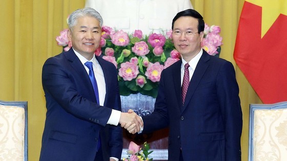 President Vo Van Thuong (R) receives Secretary of the National Security Council of Mongolia Jadamba Enkhbayar. President Vo Van Thuong (R) receives Secretary of the National Security Council of Mongolia Jadamba Enkhbayar.