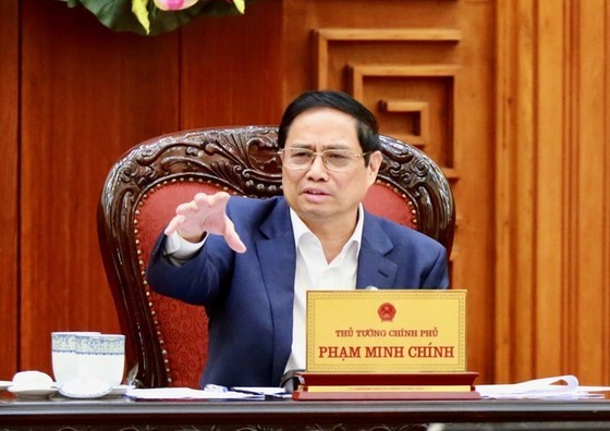 Prime Minister Pham Minh Chinh directs at the meeting between permanent Cabinet members and ministries and agencies in Hanoi on May 18. (Photo: VGP)