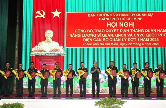 Lieutenant General Nguyen Van Nam hands over decisions of military ranks and salary increases for 101 officers and soldiers.