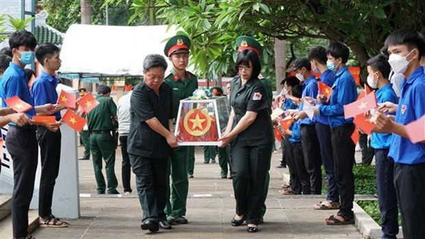 Memorial and burial services for the remains of 22 Vietnamese volunteer soldiers who fell down in Cambodia during the wartime are held in the Martyrs’ Cemetery in Duc Co district (Photo: VNA)