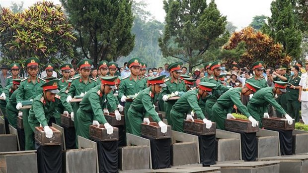 The remains of volunteer soldiers are reburied (Photo: VNA)
