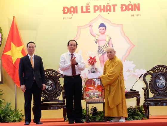 Secretary of the Ho Chi Minh City Party Committee Nguyen Van Nen (C ) presented a gift to Most Venerable Thich Thien Nhon Secretary of the Ho Chi Minh City Party Committee Nguyen Van Nen (C ) presented a gift to Most Venerable Thich Thien Nhon