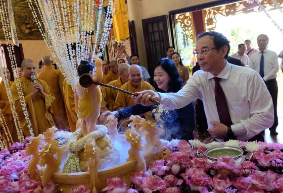 Secretary of the Ho Chi Minh City Party Committee Nguyen Van Nen performed the ritual of “Bathing of the Buddha” at Minh Dao Pagoda. (Photo: Thu Huong) Secretary of the Ho Chi Minh City Party Committee Nguyen Van Nen performed the ritual of “Bathing of the Buddha” at Minh Dao Pagoda. (Photo: Thu Huong)