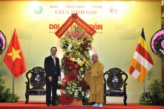 President Vo Van Thuong visited and congratulate to Most Venerable Thich Thien Nhon (Photo: Long Ho) President Vo Van Thuong visited and congratulate to Most Venerable Thich Thien Nhon (Photo: Long Ho)