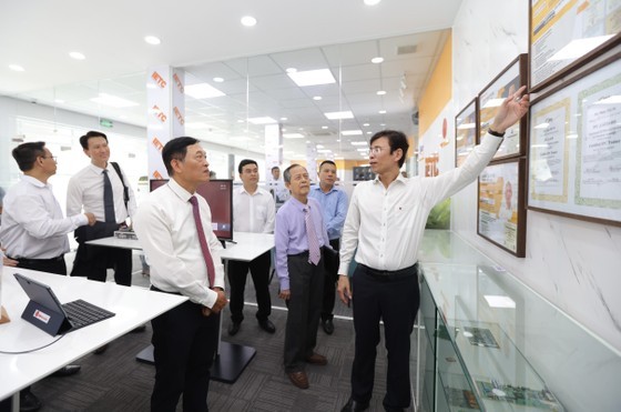 Head of SHTP Management Board Nguyen Anh Thi introduces about SHTP Chip Design Center.