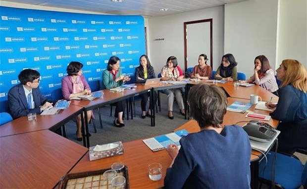 A working session between VWU delegation and Begona Lasagabaster, Director of UNESCO Division of Gender Equality. (Photo: VNA) A working session between VWU delegation and Begona Lasagabaster, Director of UNESCO Division of Gender Equality. (Photo: VNA)